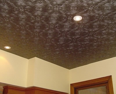 Агрессивный тёмный цвет даёт ощущение давящего потолка