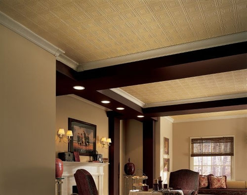 Фальш-балки контрастного цвета разбивают пространство на зоны