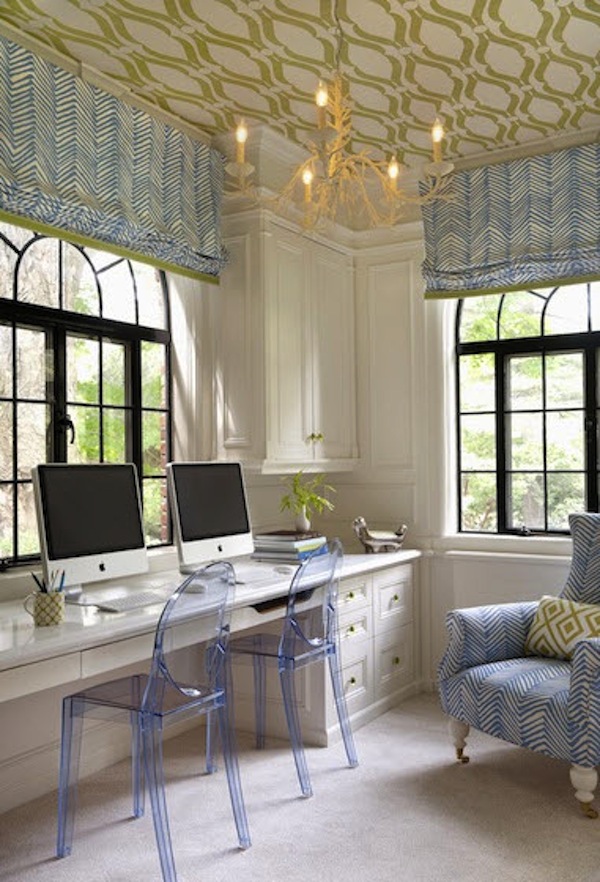 Обои на потолке с ячеистым рисунком