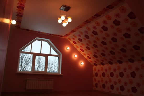 Орнамент из обоев, приклеенный по периметру потолка мансарды