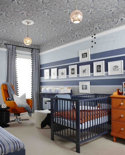 Потолочные обои, наклеенные ниже стыка со стеной